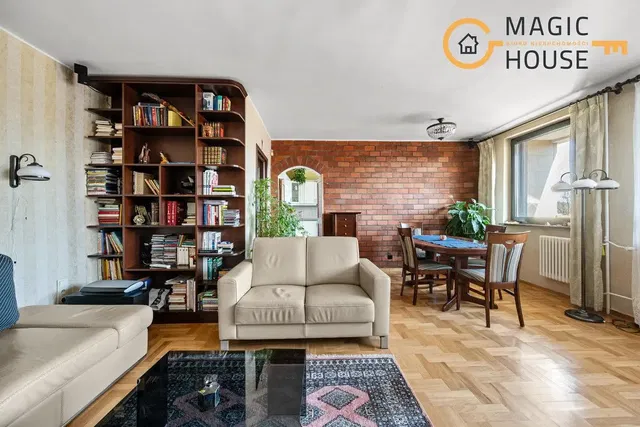 Salón; suelo de madera, luz natural