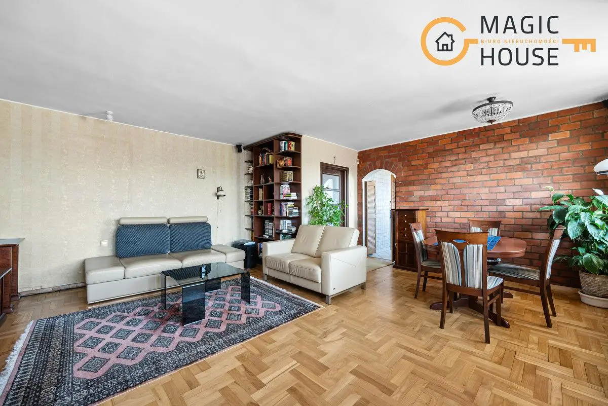 Дневна соба; дрвени под, природно светло, модерни стил