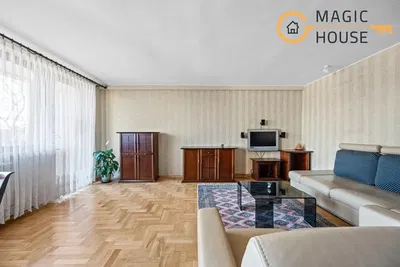 Дневна соба; природно светло, дрвени под, модерни стил