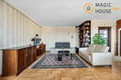 Дневна соба; дрвени под, природно светло