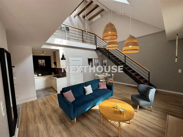 Salón; suelo de madera, estilo moderno, luz natural, vigas de madera