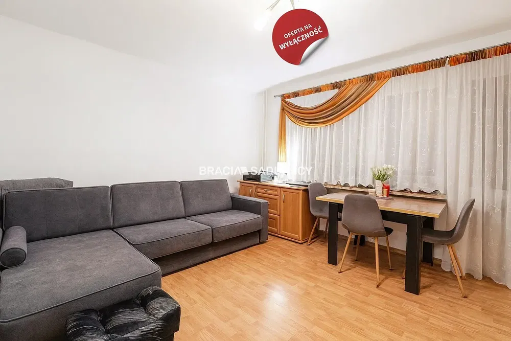 Oturma odası; modern stil, ahşap zemin, doğal ışık
