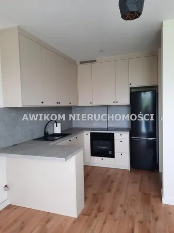 Kuhinja; kuhinjski aparati, renoviran, drveni pod, prirodno svjetlo