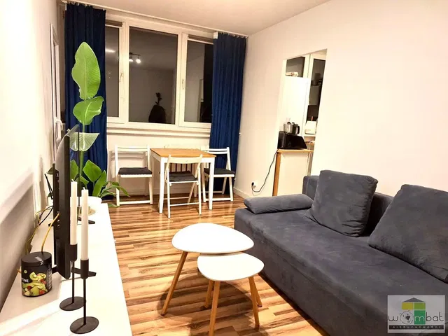 Dnevna soba; drveni pod, prirodno svjetlo, moderni stil