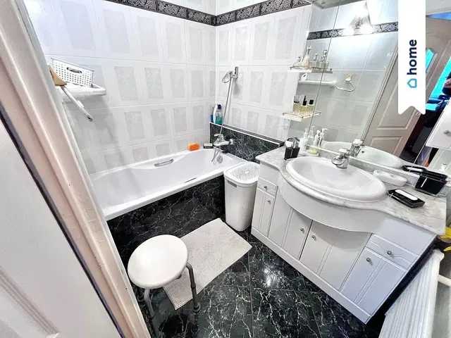 Baño; suelo de baldosas, renovado, luz natural