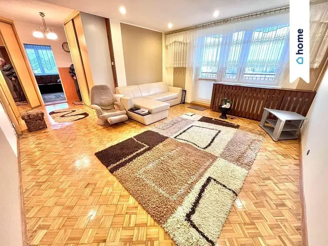 Salón; suelo de madera, luz natural, estilo moderno