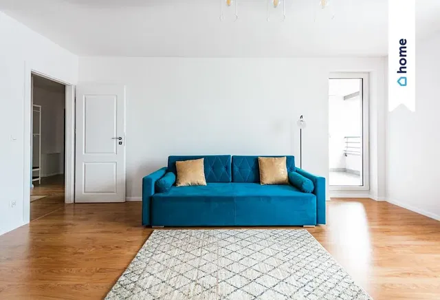 Dnevna soba; drveni pod, prirodno svjetlo, moderni stil