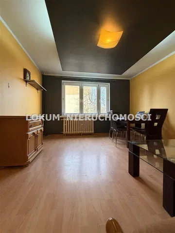 Salón; suelo de madera, luz natural