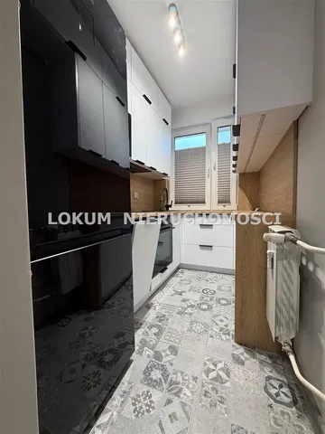 Kuhinja; kuhinjski aparati, pločice, prirodno svjetlo, moderni stil