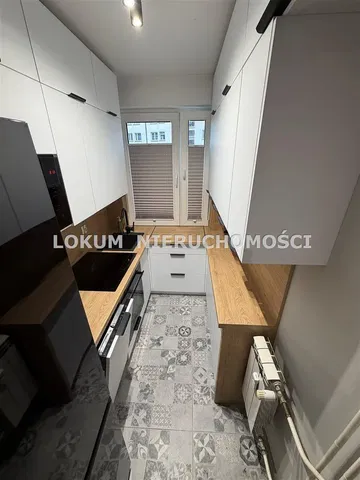 Kuhinja; kuhinjski aparati, renoviran, pločice, prirodno svjetlo, moderni stil