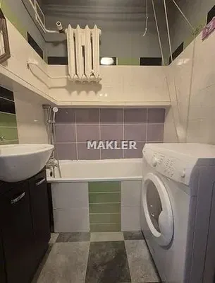 حمام; أرضية من البلاط, يحتاج إلى تجديد