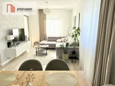 Oturma odası; doğal ışık, modern stil, ahşap zemin
