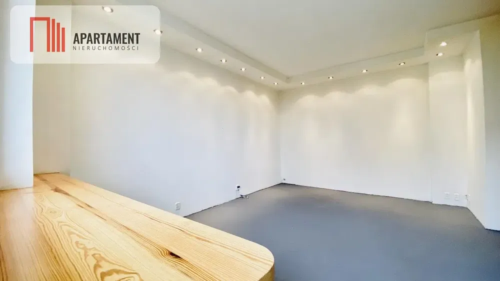 Остало; дрвени под, природно светло