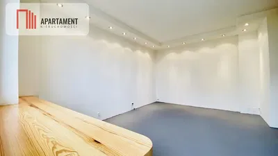 Остало; дрвени под, природно светло