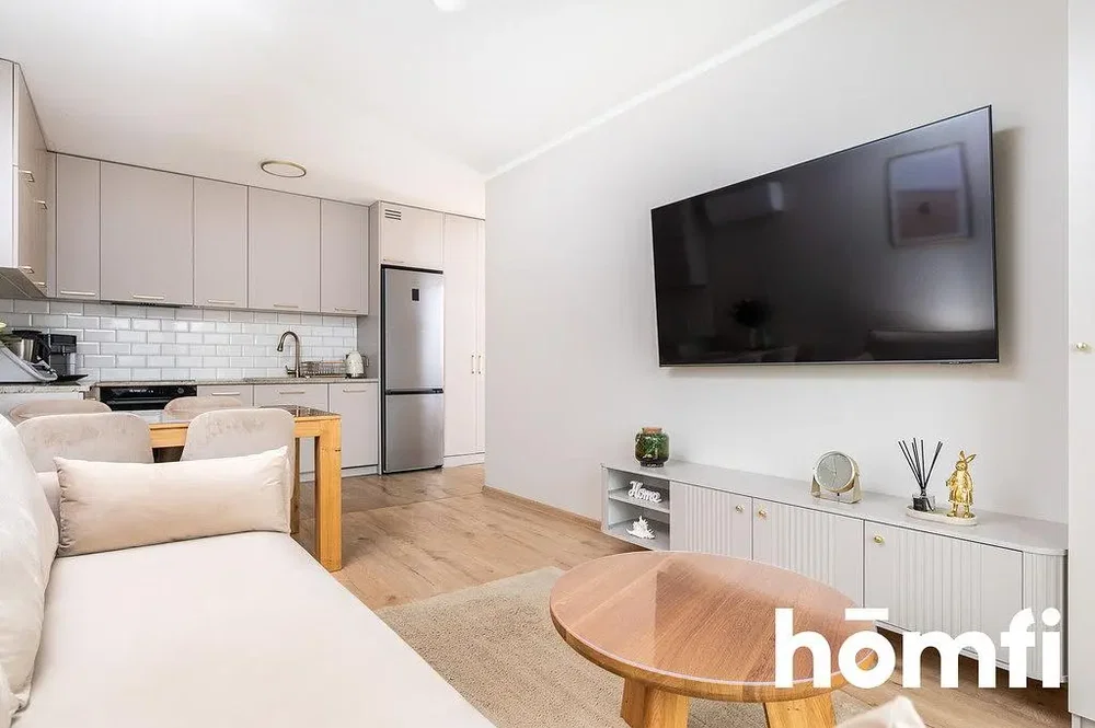 Oturma odası; mutfak aletleri, doğal ışık, modern stil, ahşap zemin