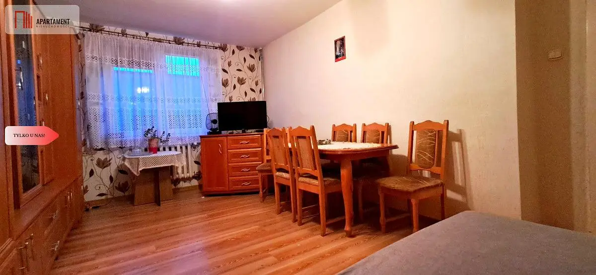 Хол; дървен под, селски стил