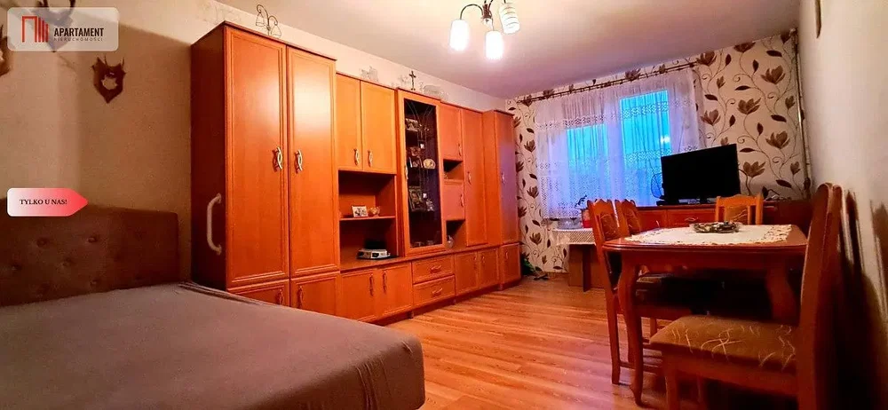 Хол; дървен под, селски стил