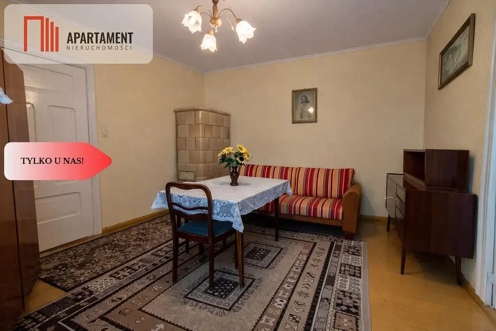Obývací pokoj; rustikální styl, nutná rekonstrukce, přirozené světlo