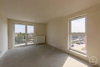 Salon; vue, lumière naturelle, nécessite rénovation