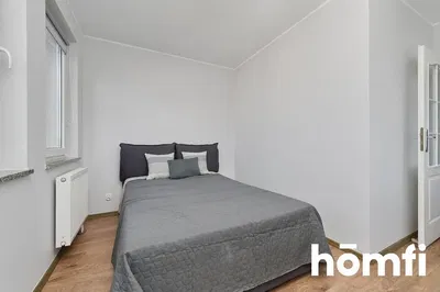 Spavaća soba; drveni pod, prirodno svjetlo