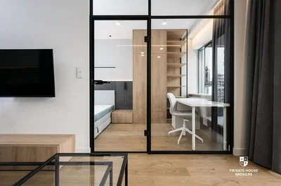 Spavaća soba; drveni pod, moderni stil, prirodno svjetlo