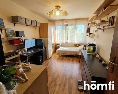 غرفة نوم; أرضية خشبية, ضوء طبيعي, أسلوب عصري