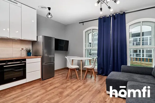 Kuhinja; kuhinjski aparati, pogled, prirodno svjetlo, moderni stil