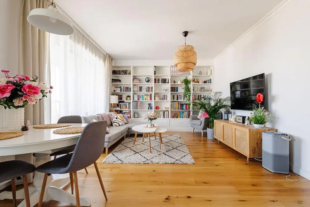 غرفة معيشة; ضوء طبيعي, أسلوب عصري, أرضية خشبية