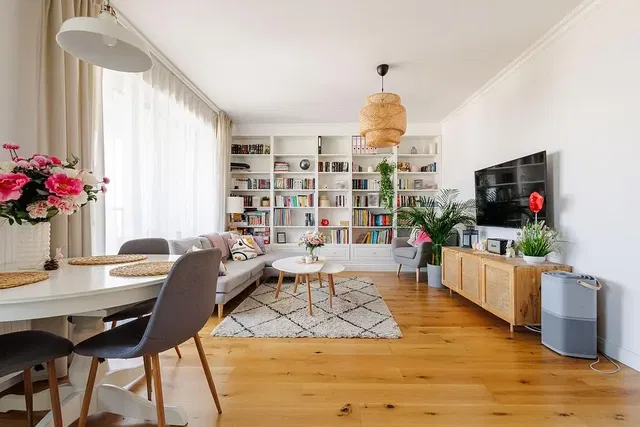 Wohnzimmer; tageslicht, moderner stil, holzboden