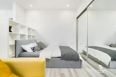 Schlafzimmer; holzboden, tageslicht, moderner stil