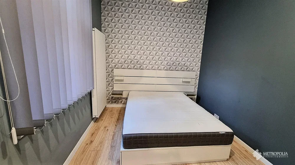 Spavaća soba; drveni pod, prirodno svjetlo, moderni stil