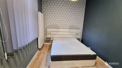 Spavaća soba; drveni pod, prirodno svjetlo, moderni stil