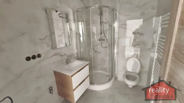 Badezimmer; fliesenboden, renoviert, tageslicht, moderner stil
