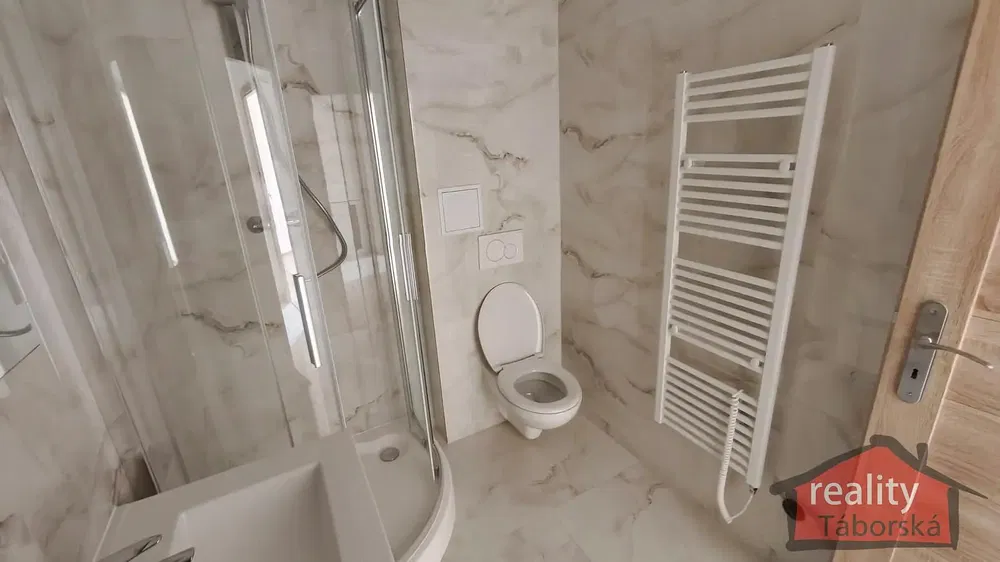 Badezimmer; fliesenboden, renoviert, tageslicht