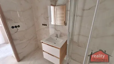 Badezimmer; fliesenboden, renoviert, tageslicht, moderner stil
