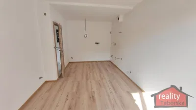 Sonstiges; holzboden, renovierungsbedürftig, tageslicht