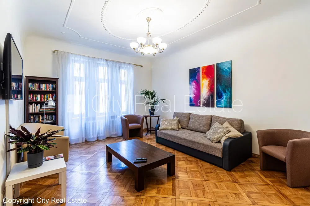 Salón; suelo de madera, luz natural, estilo moderno