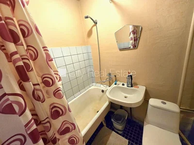 Banyo; fayans zemin, tadilat gerekiyor, doğal ışık