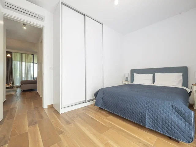 Spavaća soba; drveni pod, prirodna svjetlost