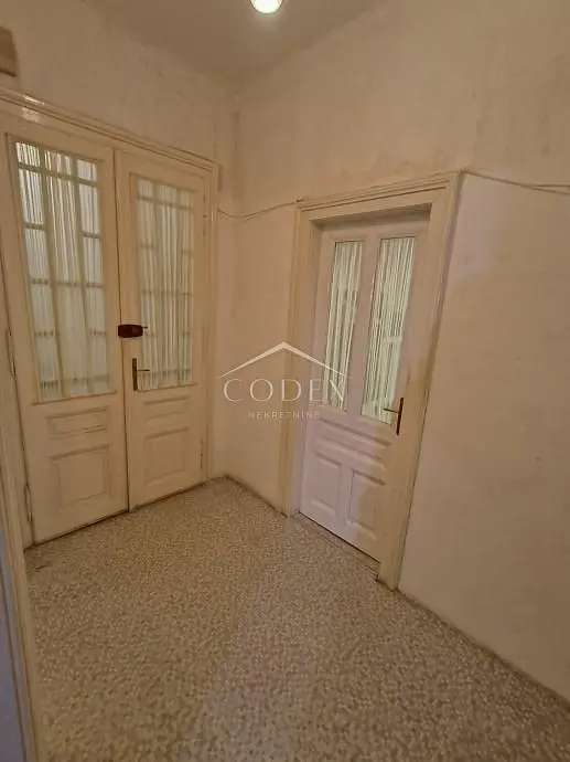 Garderobe; renovierungsbedürftig