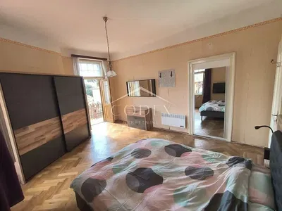 Ložnice; dřevěná podlaha, přirozené světlo