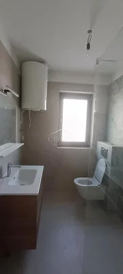 مرحاض; سخان مياه, أرضية من البلاط, ضوء طبيعي