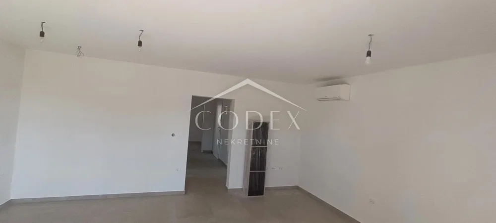 غرفة معيشة; أرضية من البلاط, يحتاج إلى تجديد