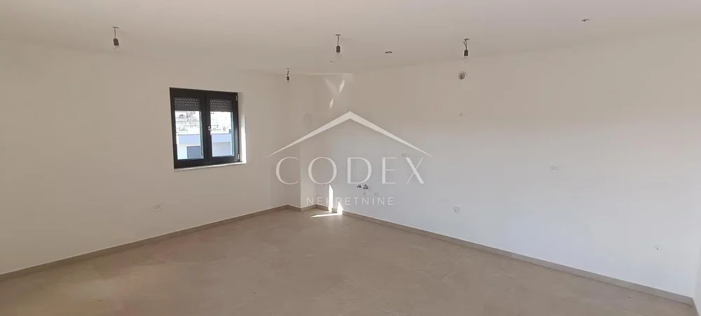 Sonstiges; tageslicht, renovierungsbedürftig