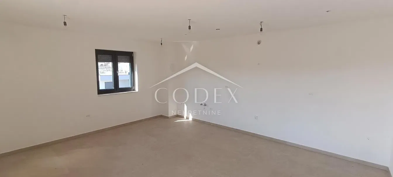 Sonstiges; tageslicht, renovierungsbedürftig