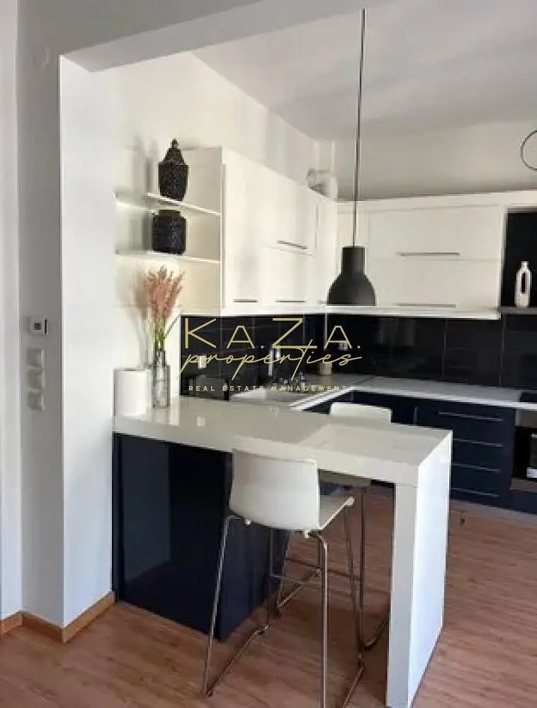 Cuisine; électroménager, style moderne, parquet, lumière naturelle, rénové