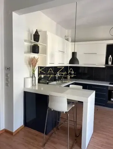 Κουζίνα; συσκευές κουζίνας, μοντέρνο στυλ, ξύλινο πάτωμα, φυσικό φως, ανακαινισμένο