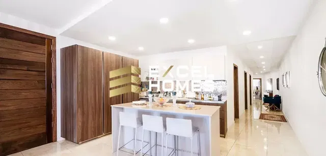 Κουζίνα; συσκευές κουζίνας, πλακάκια, φυσικό φως, μοντέρνο στυλ