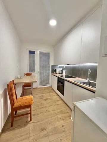 Kuchnia; sprzęt kuchenny, światło dzienne, styl nowoczesny