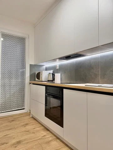 Kuchnia; sprzęt kuchenny, światło dzienne, styl nowoczesny